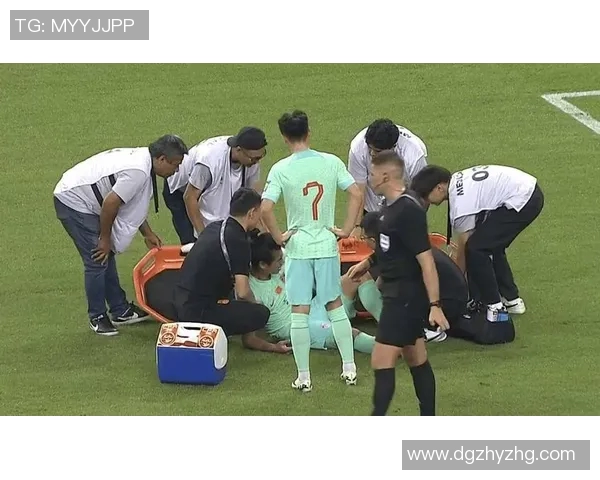 足球明星意外遭遇尴尬瞬间全场爆笑脱裤事件引发热议